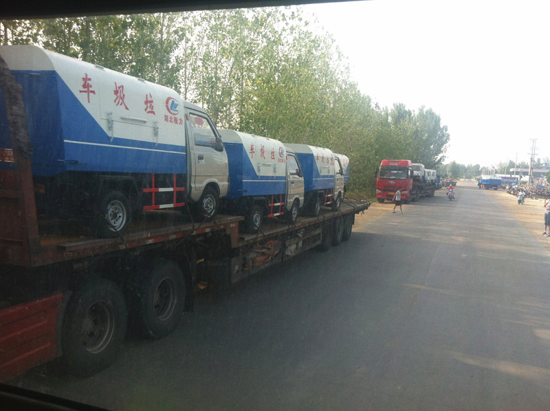 圖為準備發車至山西的小型<a href=http://www.yhqlc.com/ljc target=_blank class=infotextkey>垃圾車</a>