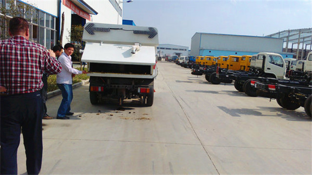 內蒙客商正在參觀五十鈴<a href=http://www.yhqlc.com/saoluche/ target=_blank class=infotextkey>掃路車</a>