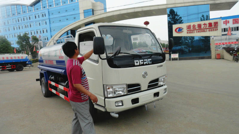 正在給5噸<a href=http://www.yhqlc.com/ssc target=_blank class=infotextkey>灑水車</a>做出廠前準備