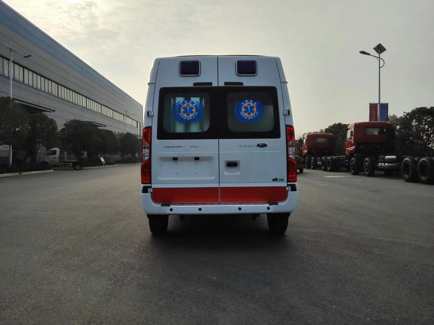 福特V348救護(hù)車(短軸中頂)