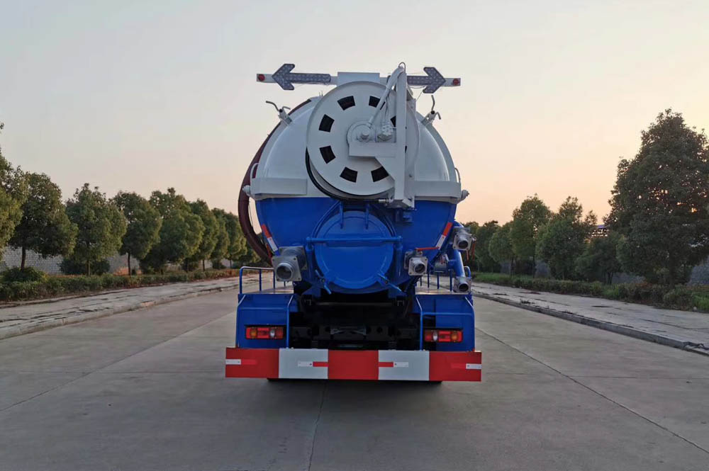 東風天錦國六清洗吸污車帶副發動機圖片5