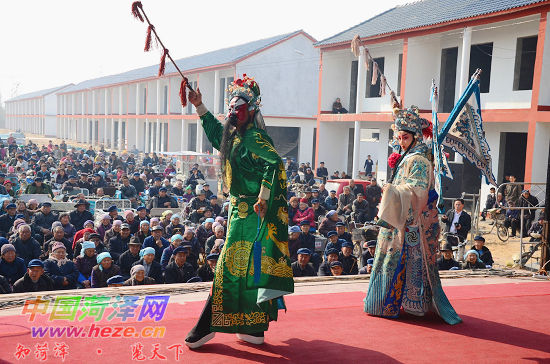 “人大代表號”大型流動(dòng)<a href=http://www.yhqlc.com/wtc/ target=_blank class=infotextkey>舞臺車</a>駛進(jìn)李村鎮(zhèn)