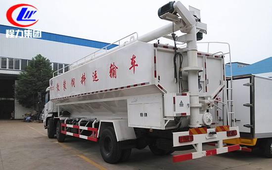 30立方東風(fēng)天錦小三軸飼料車(chē)