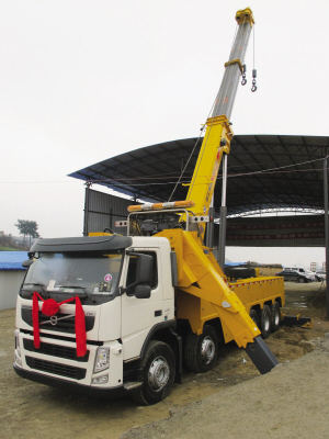 昨日，目前國內最大噸位的道路<a href=http://www.yhqlc.com/qzc/ target=_blank class=infotextkey>清障車</a>正式“落戶”貴陽。該清障車車價近300萬元，集吊裝、拖車于一體，最大起吊高度13.2米，最大拖牽重量54噸，最大起吊重量60噸，可安全快速地對交通事故中側翻的重型貨車、重型<a href=http://www.yhqlc.com/ygc/ target=_blank class=infotextkey>油罐車</a>等進行起吊、救援和拖運，及時恢復現場交通。曾秦 攝