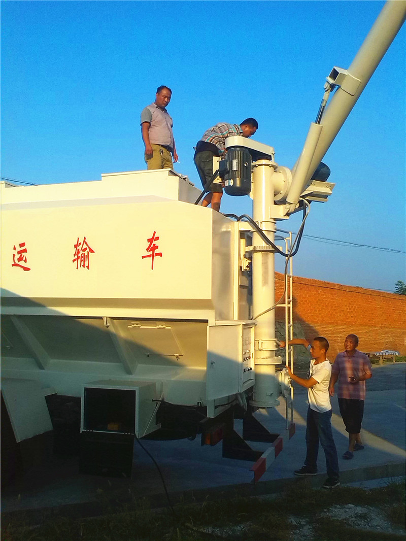 河南某養(yǎng)殖廠在我公司訂夠的飼料提升機 及 20方天錦飼料運輸車