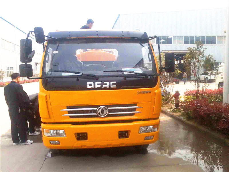 高壓清洗<a href=http://www.yhqlc.com/xifenche/ target=_blank class=infotextkey>吸糞車</a>正面圖